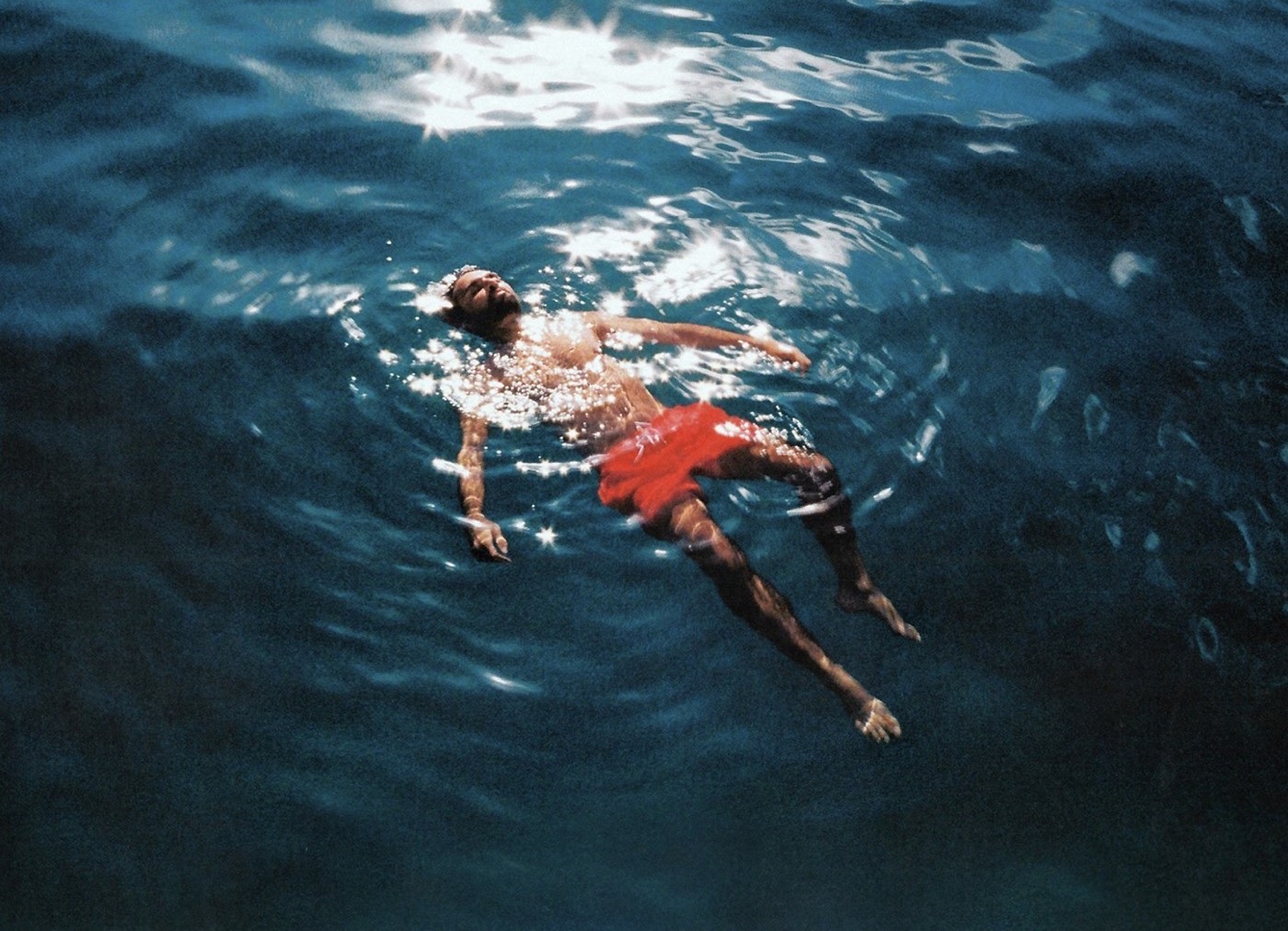 Silva aposta em leveza e clima solar em novo disco; ouça 