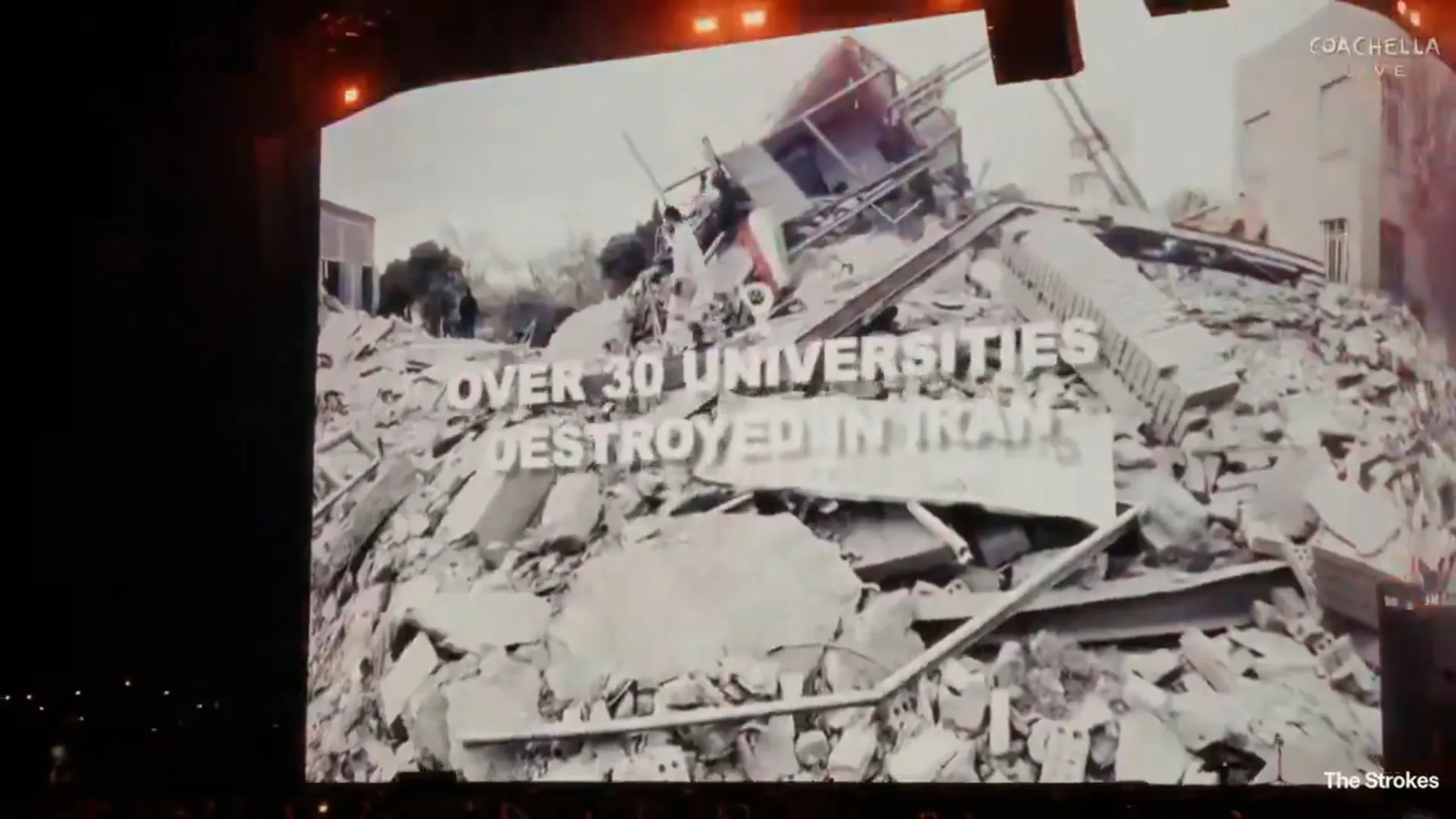 The Strokes protesta contra EUA no Coachella