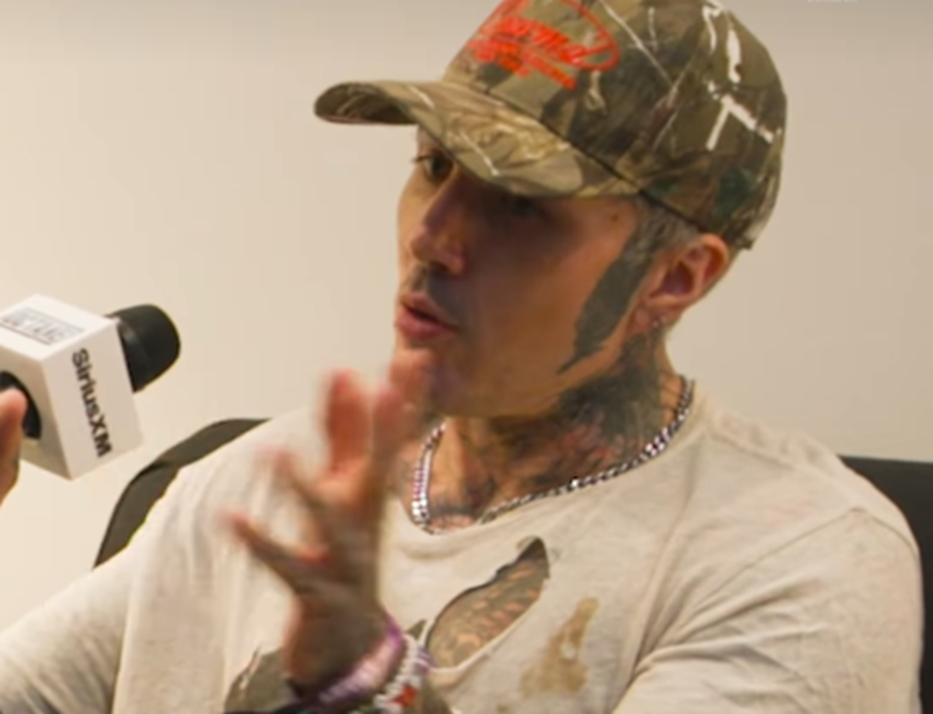 Oli Sykes (BMTH) explica por que chama fãs para cantarem no palco