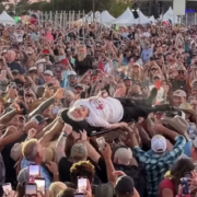 Pessoa mais velha a fazer crowd surfing entra para o Guinness Book