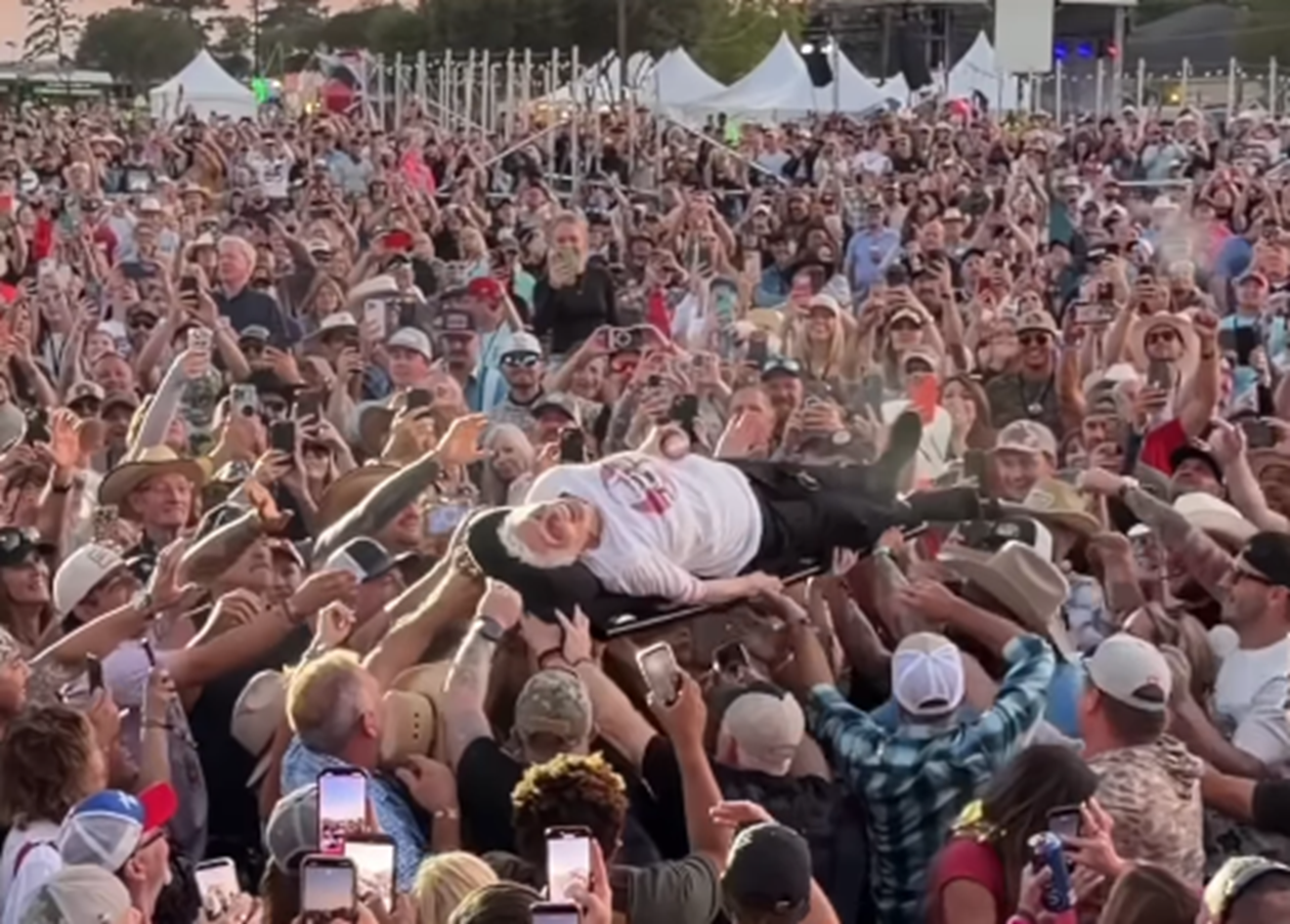 Pessoa mais velha a fazer crowd surfing entra para o Guinness Book