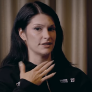 Courtney LaPlante e Amy Lee trocam dicas sobre rotinas pré-show Courtney LaPlante e Amy Lee trocam dicas sobre rotinas pré-show