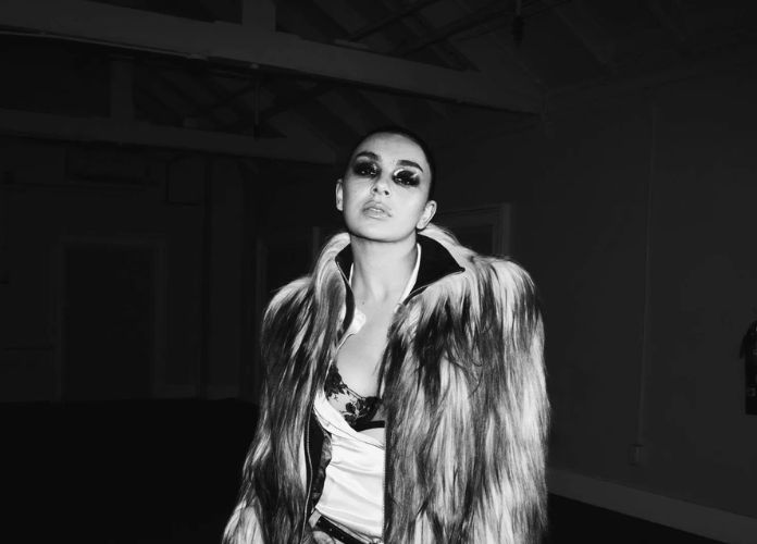 Charli xcx em foto por Tyrell Hampton