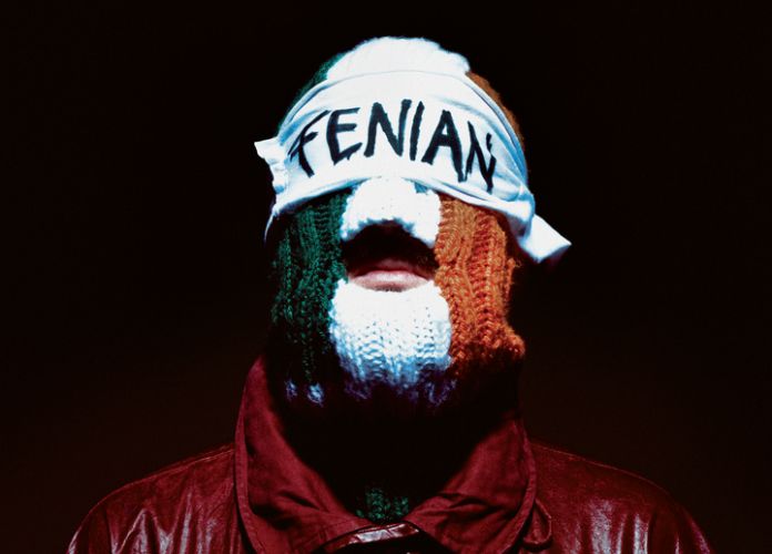 Capa do álbum “FENIAN”, do trio KNEECAP