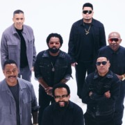 Xande de Pilares e Grupo Revelação, em foto por Fernando Young