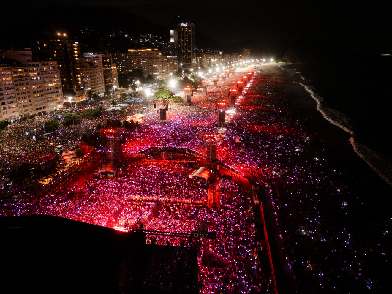 Imagem de drone em show da Shakira em Copacabana, 2026