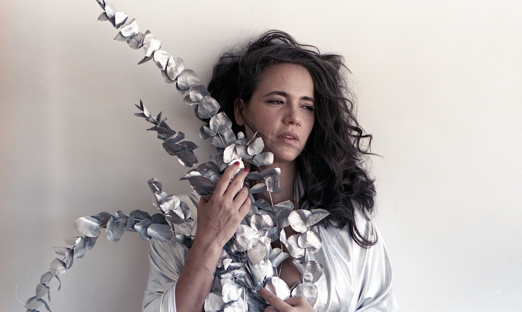 Esgotada é o novo álbum da cantora Tiê
