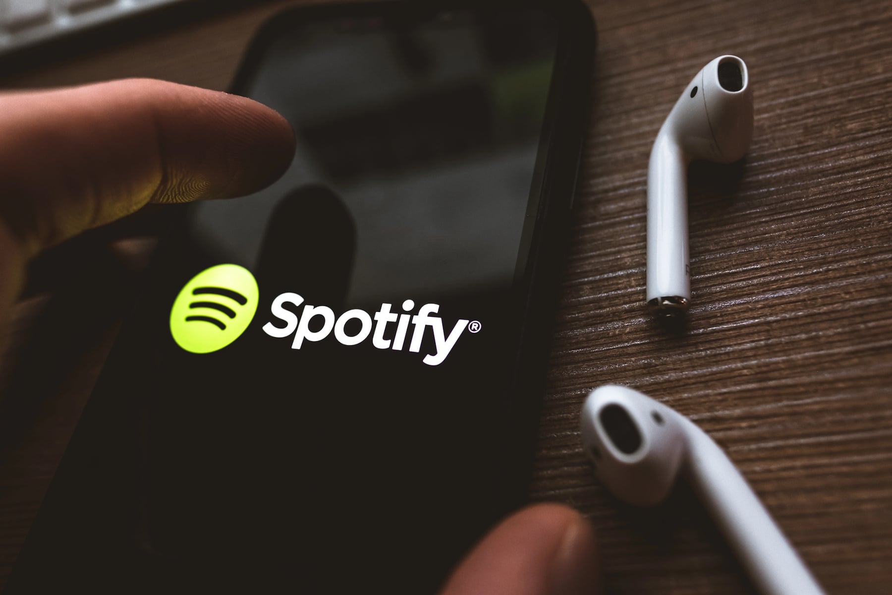 Celular com Spotify e fones de ouvido