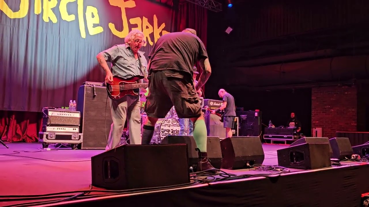 Lenda do Punk detona ativistas pró-Trump, que são expulsos de show: “não temos que nos aliar”