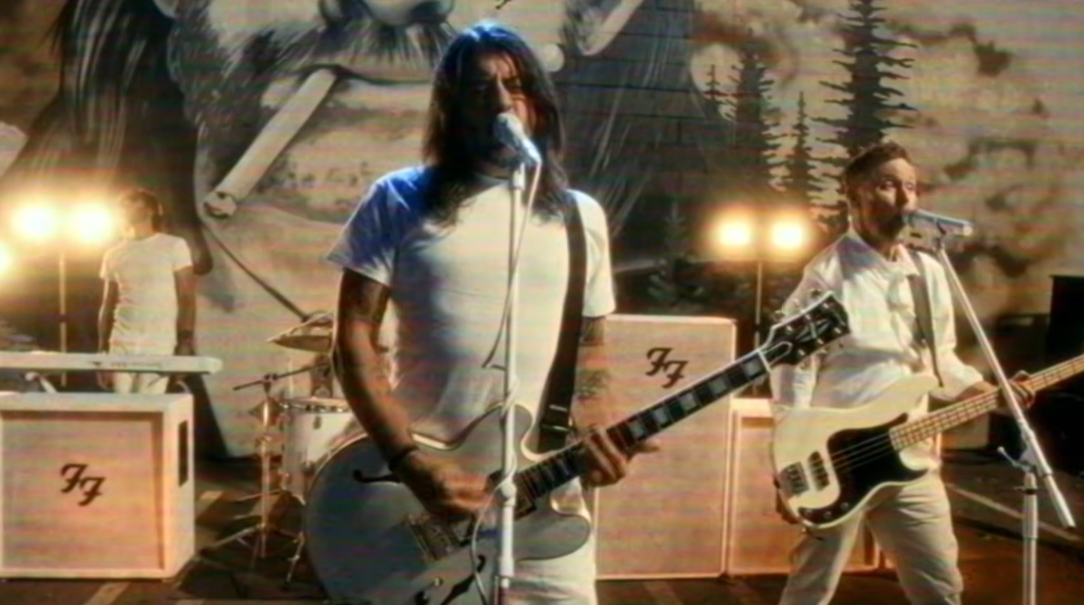Foo Fighters homenageia Lemmy Kilmister no clipe do single 