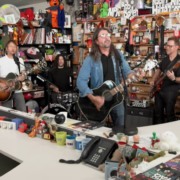 Foo Fighters escolhe clássicos e músicas novas para sua estreia no Tiny Desk; veja