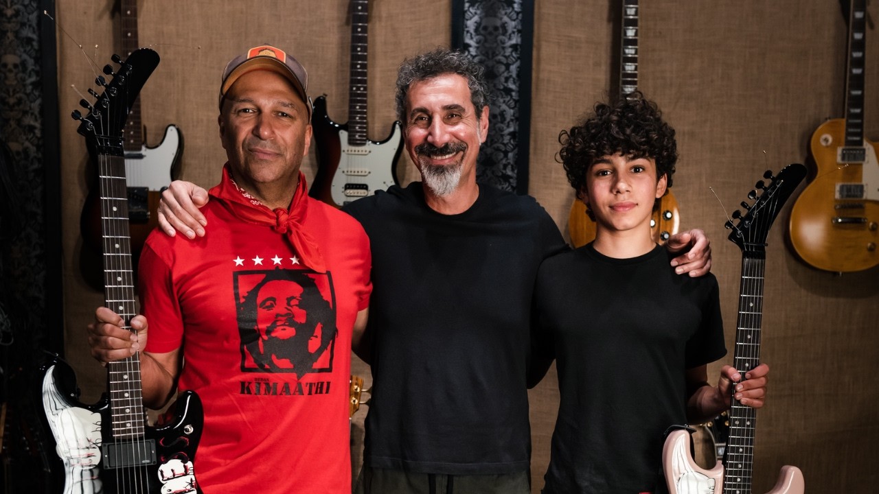 Tom Morello lança música de protesto com o filho e Serj Tankian (System Of A Down); ouça “Adjourn It”