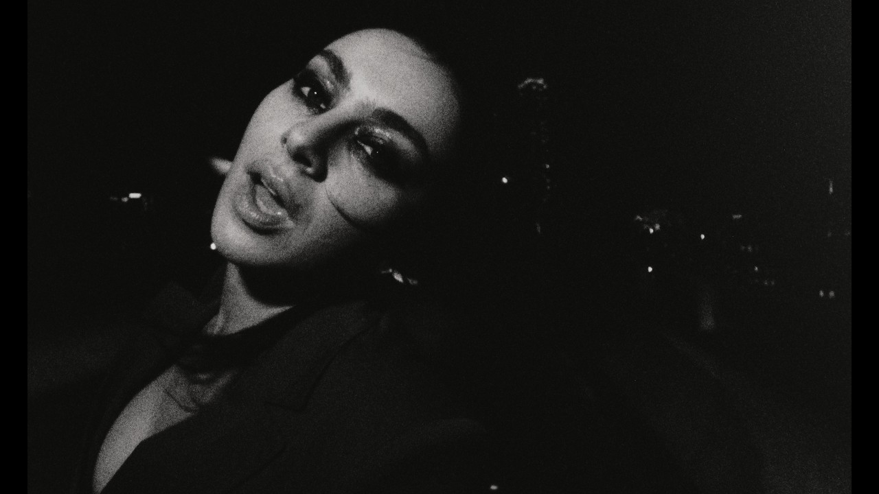 Charli xcx enterra as pistas de dança com “Rock Music”
