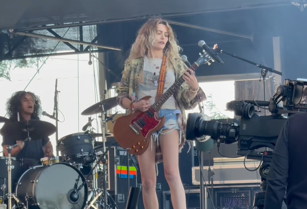 Paris Jackson aposta no grunge e apresenta novo single em festival