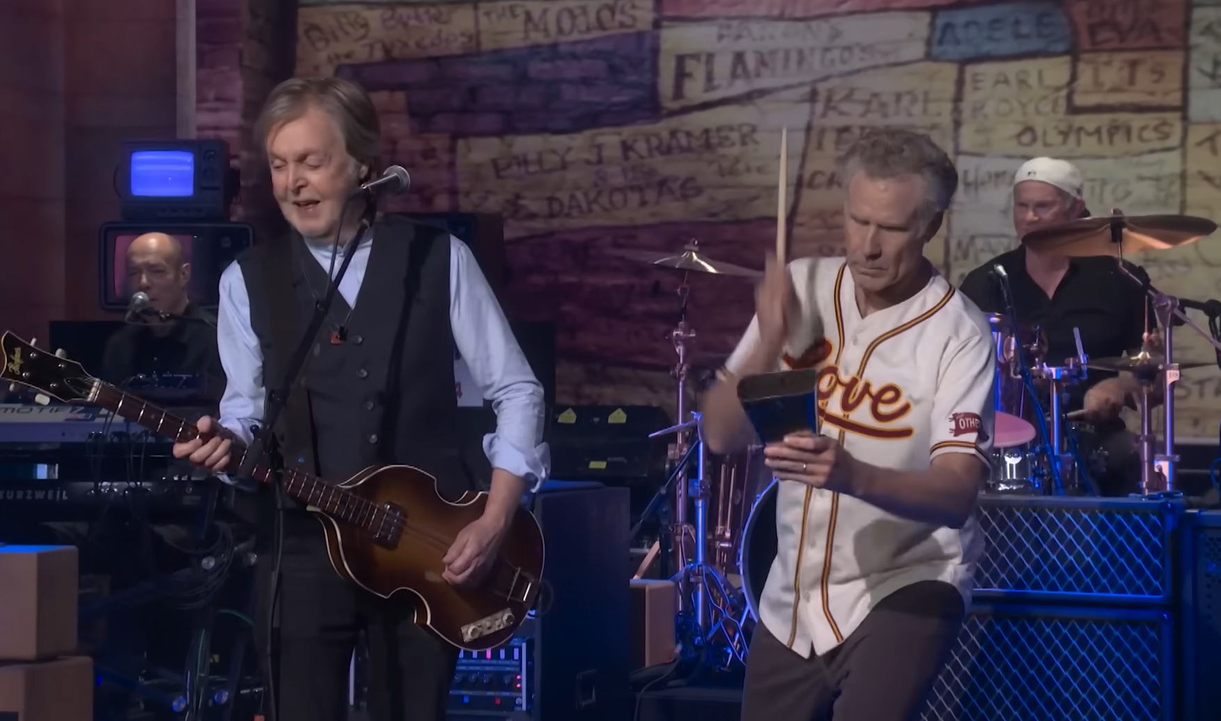 Paul McCartney morre de rir ao cantar clássico dos Beatles na TV
