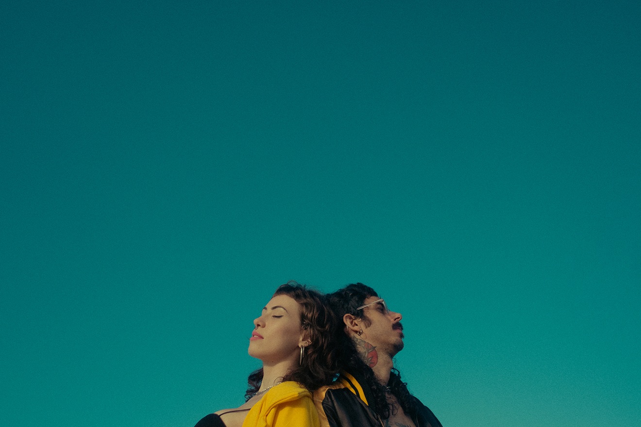 triste, formado por Rafael Brasil e Brenda Mayer, lança os singles “falta” e “no doubts”