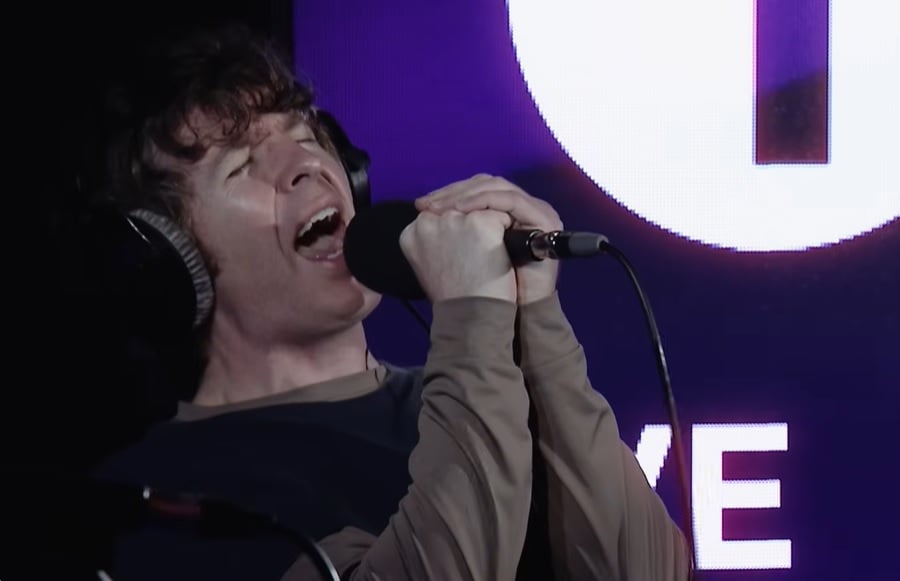 Turnstile faz cover explosiva da banda de hardcore de Zack De La Rocha