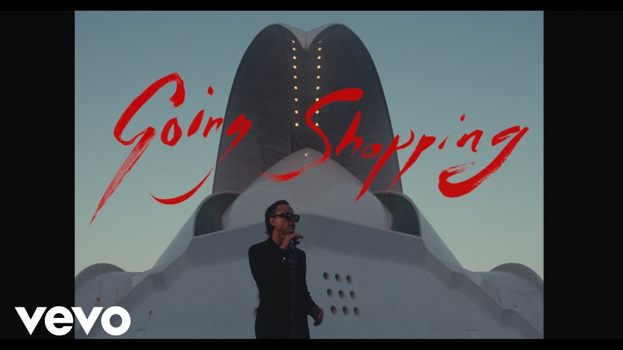 The Strokes lança clipe de “Going Shopping” com astro de “The White Lotus” e “Fallout”