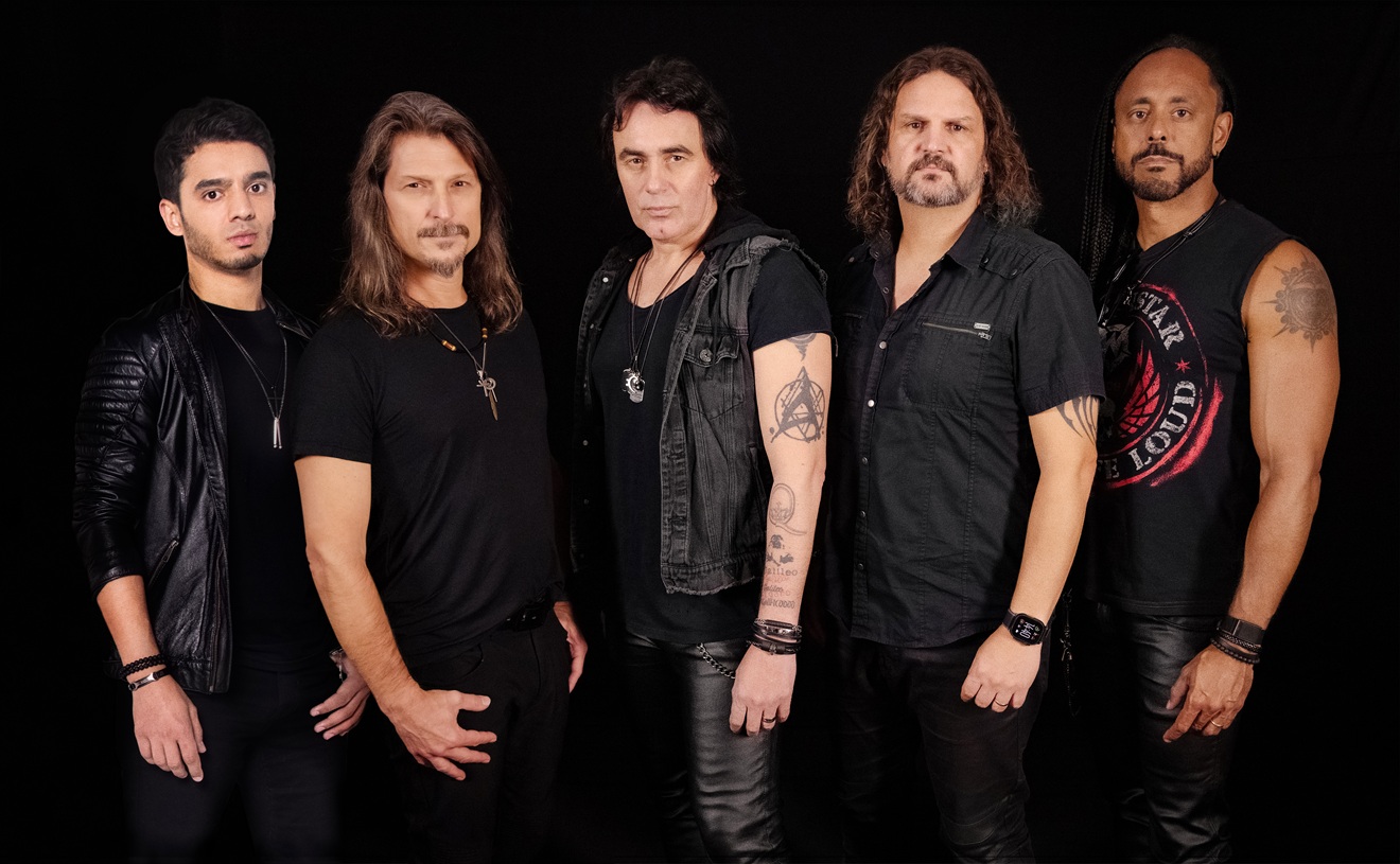 Angra revisita “Pra Frente Brasil” em versão que une memória e identidade do Metal brasileiro