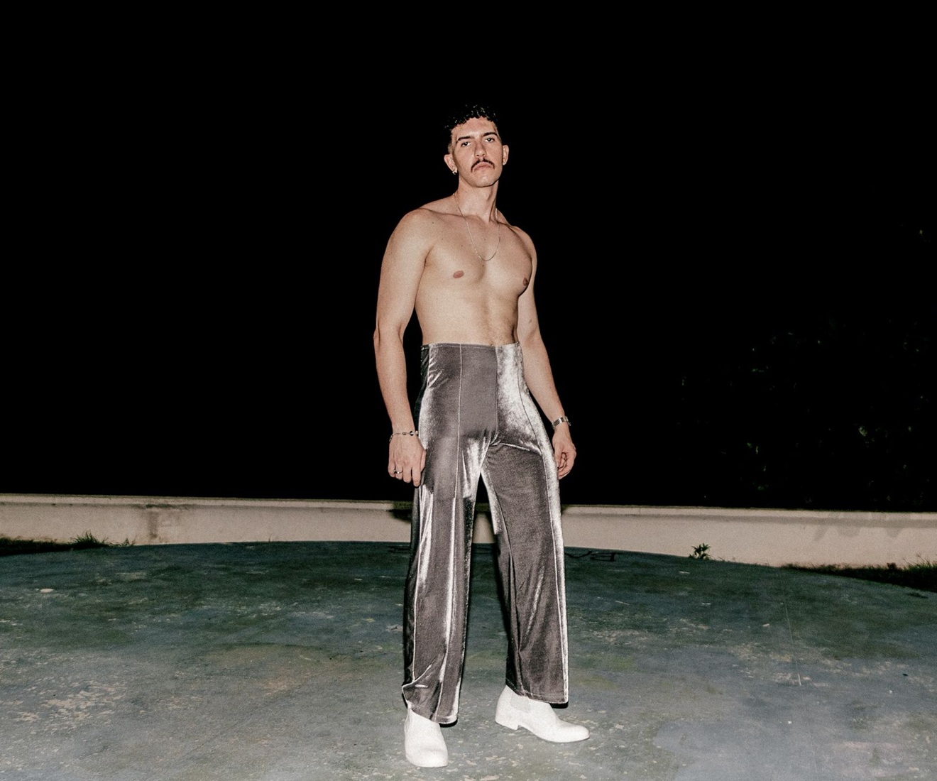 BEZZI apresenta “Ghost to Ghost” e inaugura sua nova fase no Pop Rock nacional