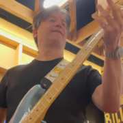 Narrador brasileiro aproveita Copa para tocar Metal em santuário do Rock nos EUA