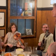 Mick Jagger dá palhinha em pub britânico em meio a violinos Mick Jagger dá palhinha em pub britânico em meio a violinos