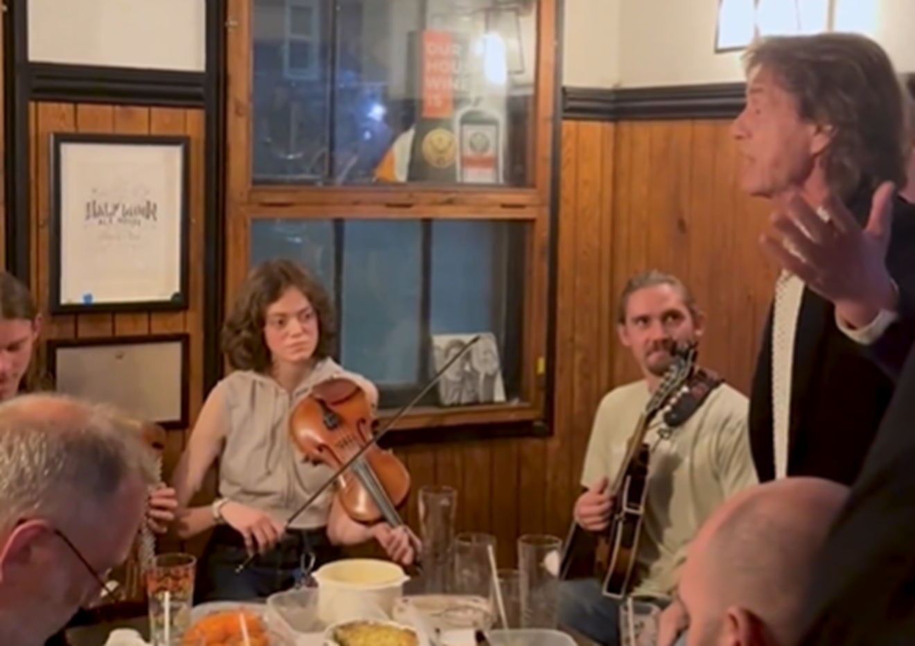 Mick Jagger dá palhinha em pub britânico em meio a violinos