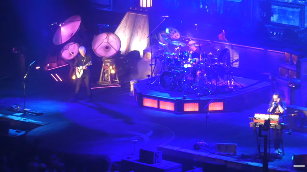 Rush Surpreende Fãs ao Tocar "New World Man" e Álbum Clássico Completo em Show Histórico da Turnê de Reunião