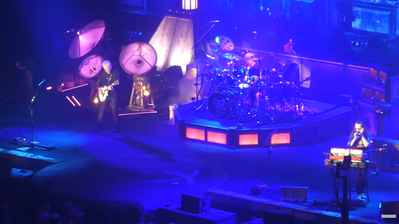 Rush surpreende fãs com “New World Man” e toca