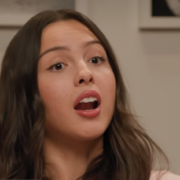 Olivia Rodrigo explica por que deixou as guitarras distorcidas para trás Olivia Rodrigo explica por que deixou as guitarras distorcidas para trás