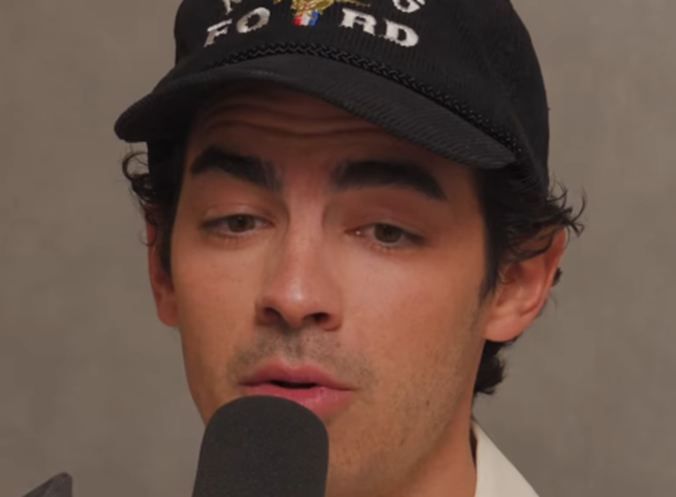Joe Jonas relembra época em que Kevin participava de rodas de mosh e acertou 