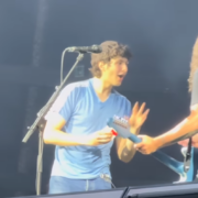 Dave Grohl chama genro para tocar bateria no Foo Fighters após desafio bizarro
