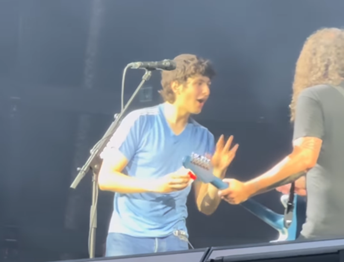 Dave Grohl chama genro para tocar bateria no Foo Fighters após desafio bizarro