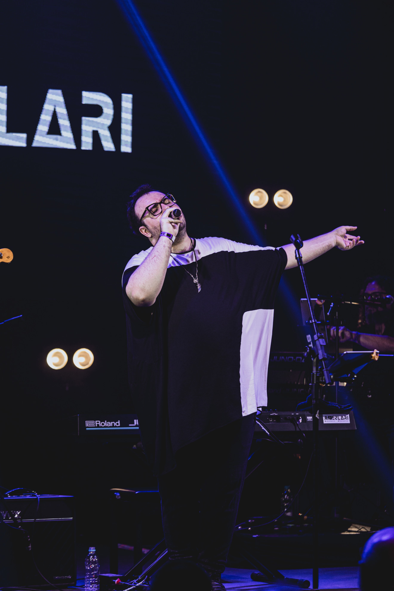 AMESLARI apresenta "Absence" e "A Billion Different Ways To Find You"