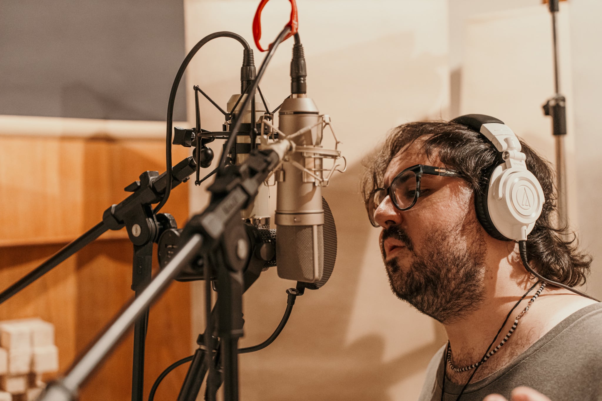 AMESLARI Lança Dois Singles Oitentistas Incríveis "Absence" e "A Billion Different Ways To Find You" - Sonhador de Ribeirão Preto Emociona com Pop Rock Maduro!