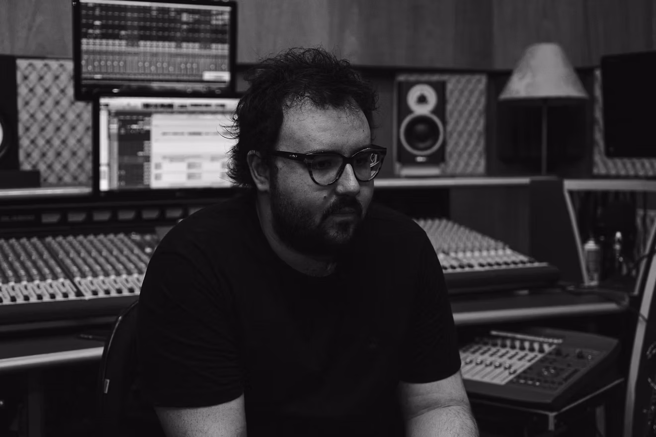 AMESLARI apresenta "Absence" e "A Billion Different Ways To Find You"