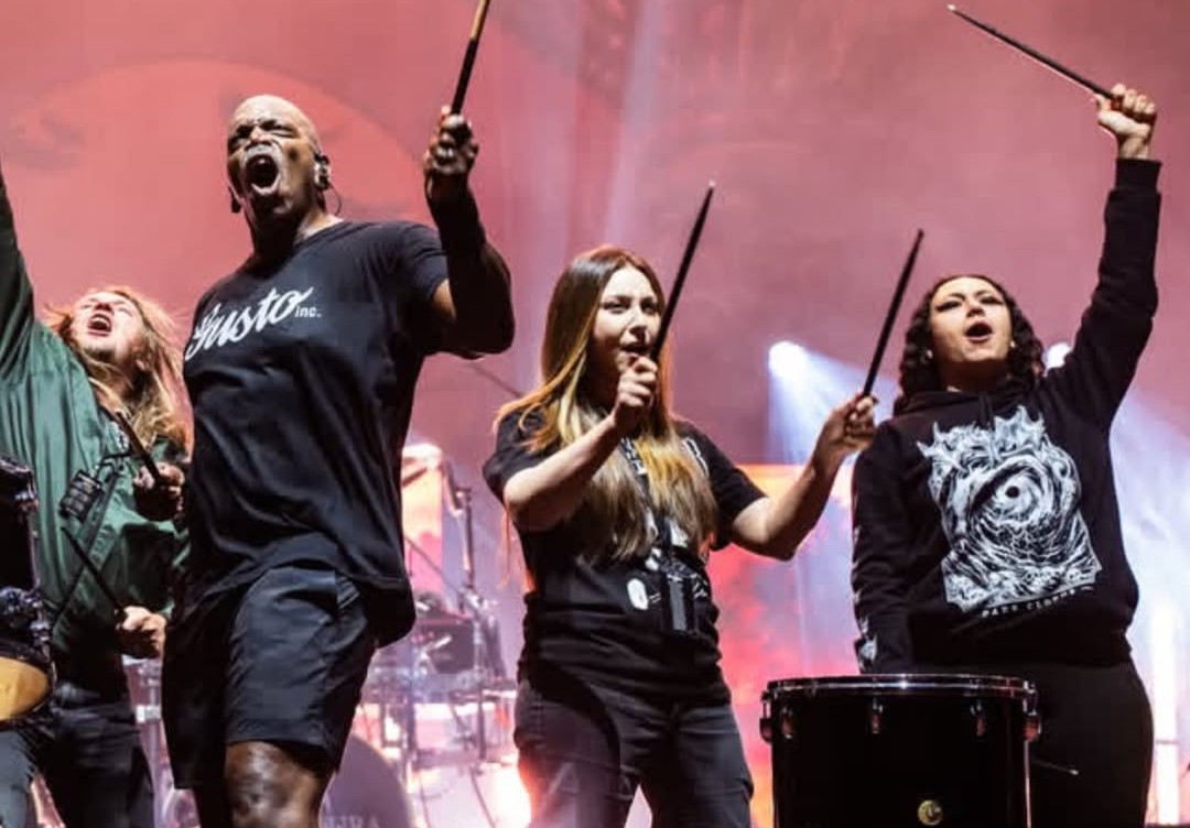 Fernanda Lira celebra encontro com o Sepultura após participação em festival europeu