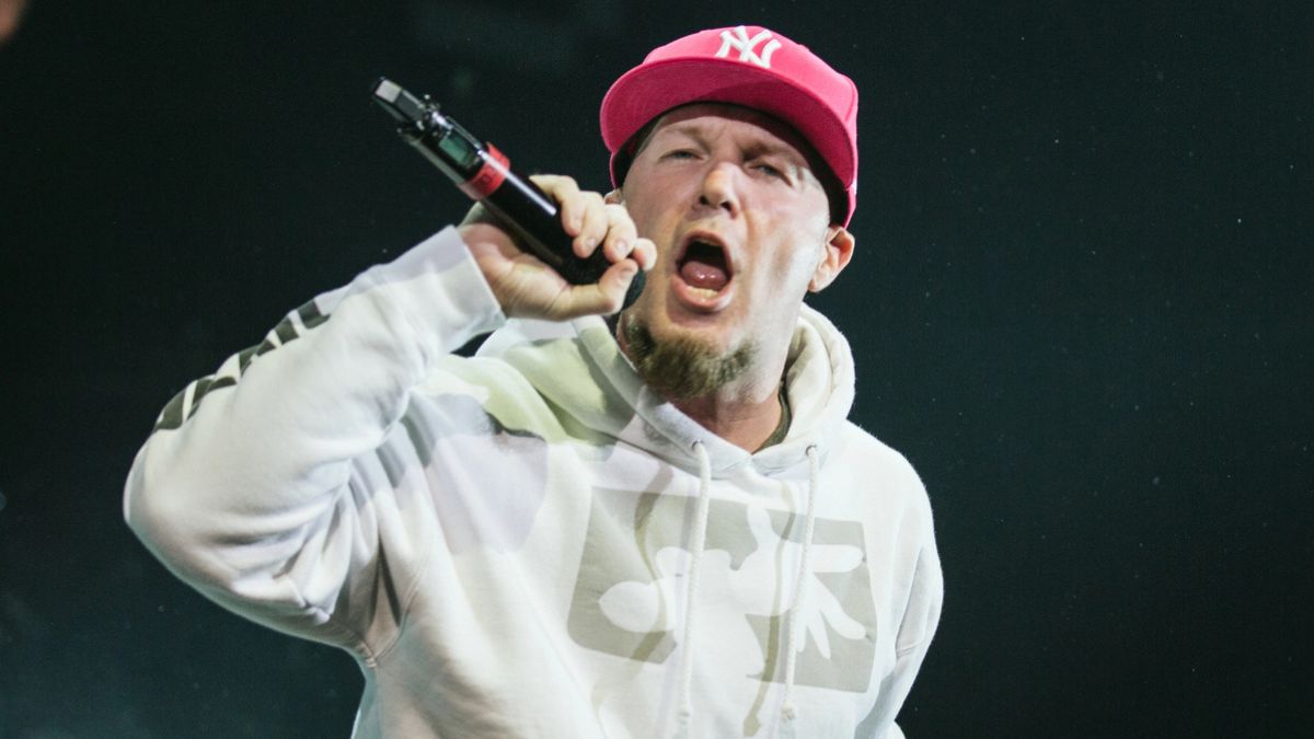 Fred Durst cantando com o Limp Bizkit