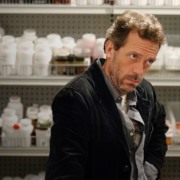 Hugh Laurie detona críticas a House e explica formato da série
