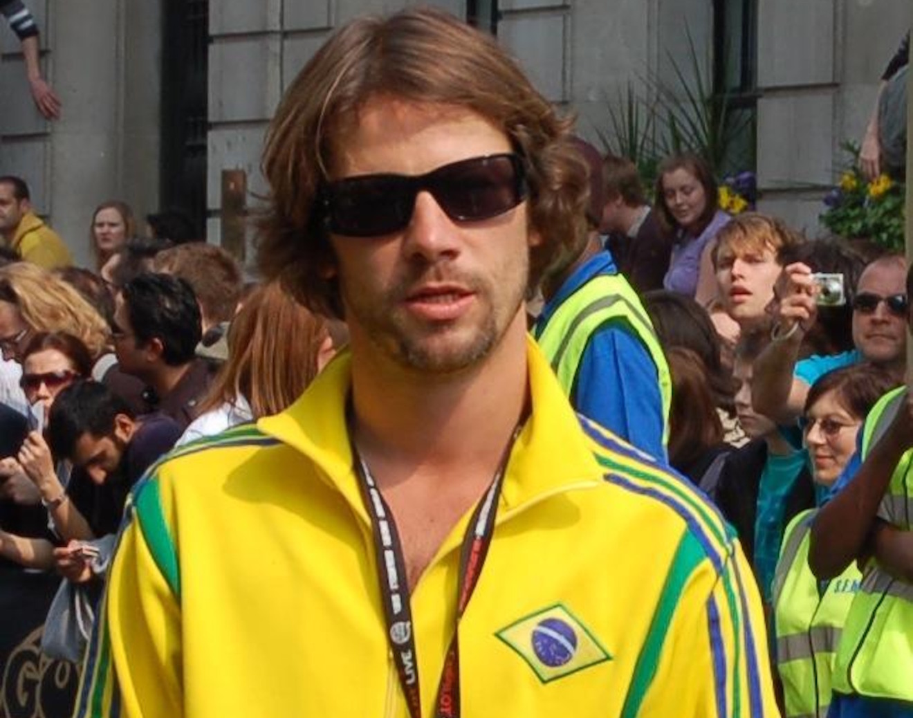 Kay Kay, vocalista do Jamiroquai, com jaqueta do Brasil