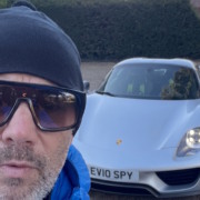 Jay Kay, vocalista do Jamiroquai, com um Porsche