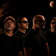 Living in the Shit retorna após 30 anos com músicas inéditas em seu disco "Corais"
