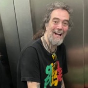 Max Cavalera em foto recente mostrando silhueta mais magra em clique da esposa Gloria Cavalera