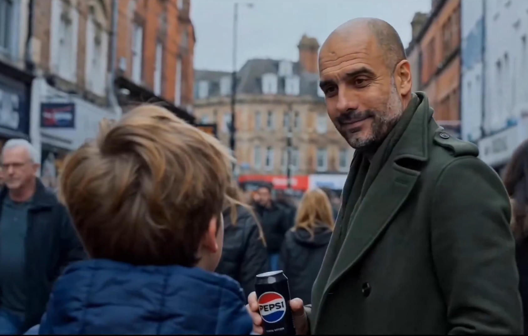 “Pep? Si”: ao som de Oasis, comercial fake da Pepsi com Pep Guardiola viraliza