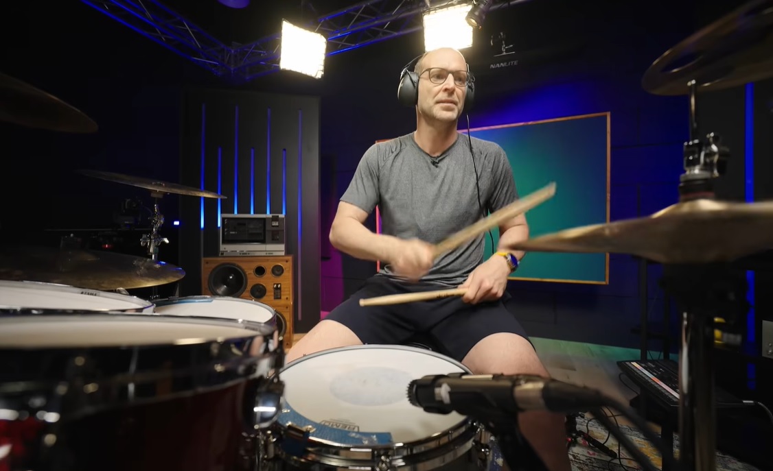 Petr Čech toca hino do Rock na bateria