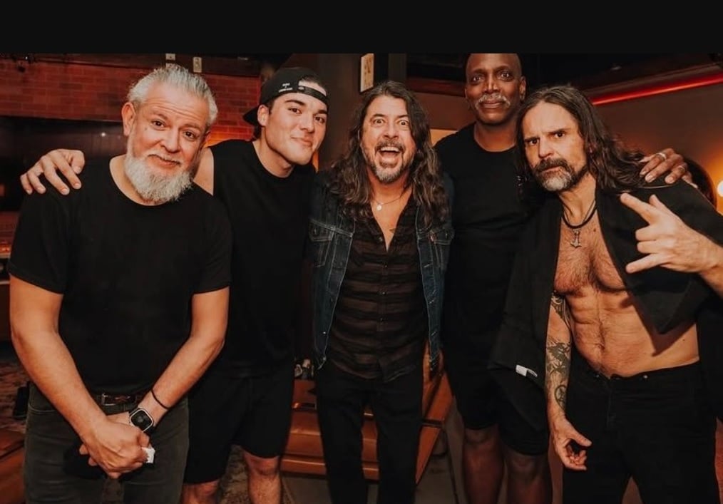 Sepultura recebe Dave Grohl em seu último show nos Estados Unidos