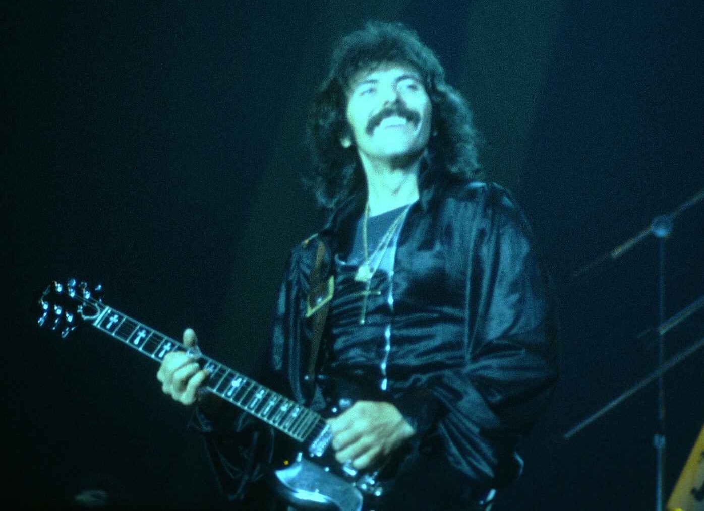 Tony Iommi tocando guitarra em 1978