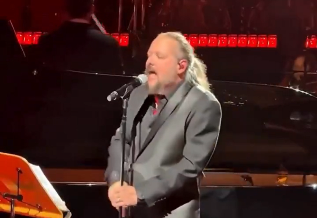 Yoshiki e Jonathan Davis reinventam clássico do KoRn em apresentação sinfônica