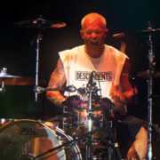 Baterista de ícones do Punk Rock revela quantas calorias perde por show