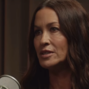 Alanis Morissette comenta título de "mulher raivosa" em seu início de carreira